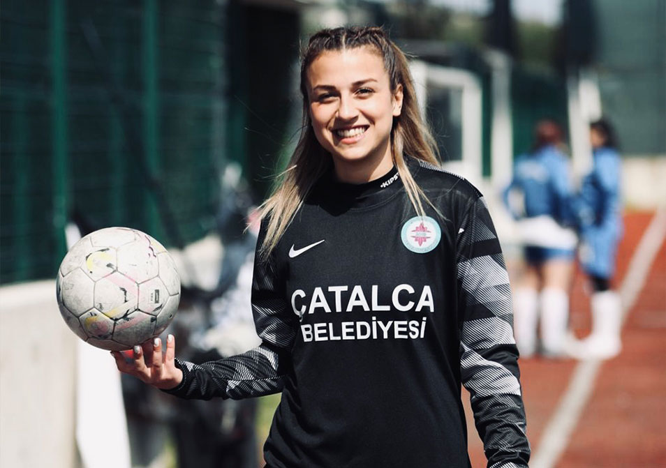 Kesinlikle her kadın futbol kulübünün fizyoterapisti ve kondisyoneri olmalı