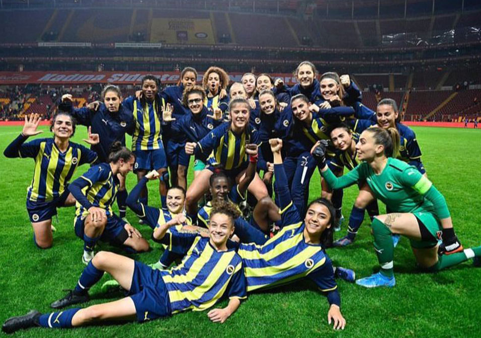 İlk olarak gerçek futbolla Fenerbahçe de tanıştım diyebilirim